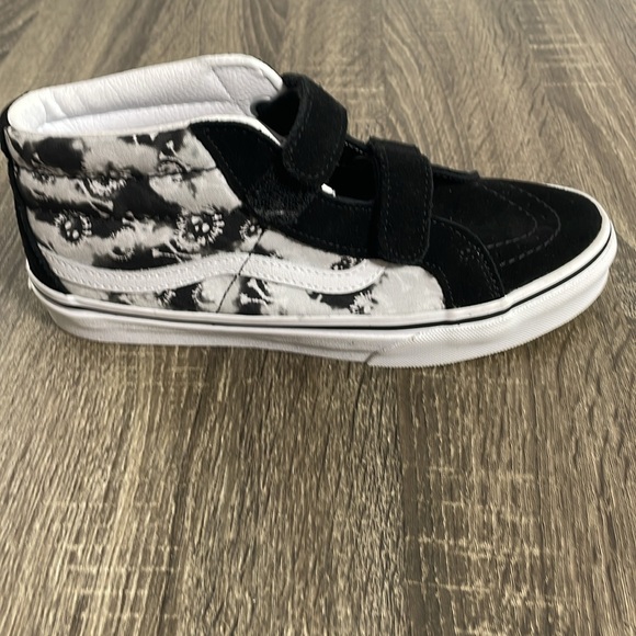 Old Skool Sueded Velcro Vans with Skulls and Crossbones Pattern - Size 5 - Picture 2 of 13